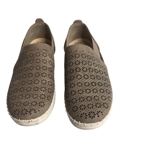 Easy Street Shoes Womens Size 8.5 Taupe Comfort Wave Slip On Perforated Loafers - Picture 11 of 12